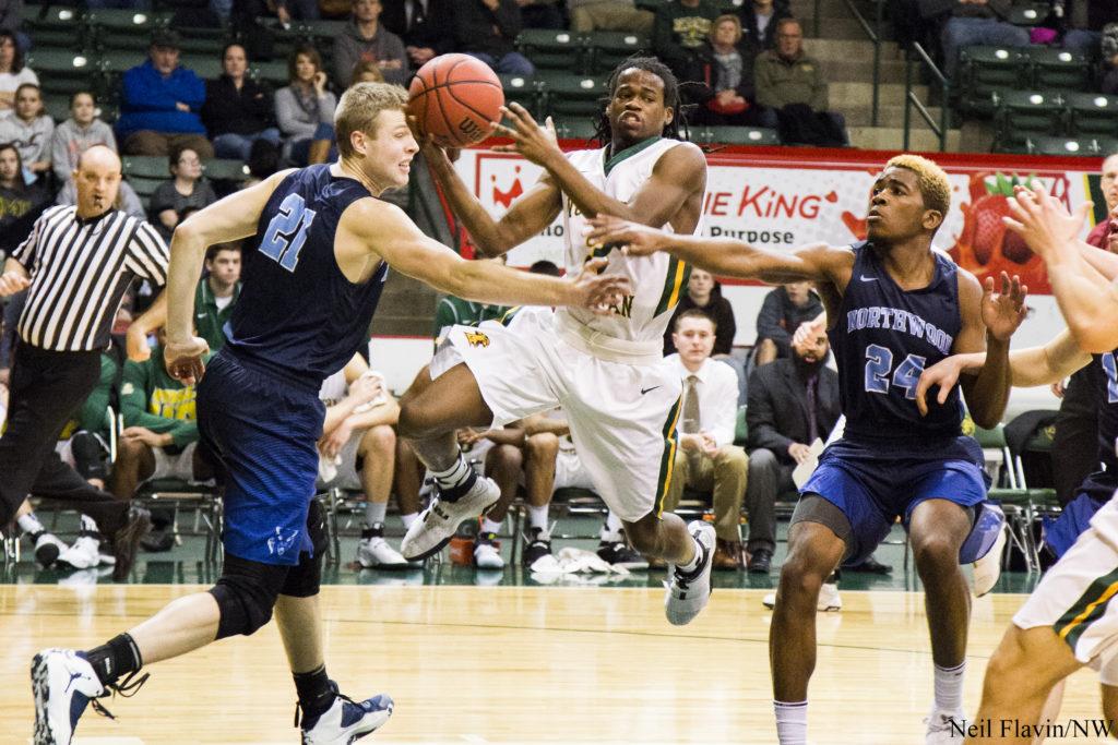 Men’s B-ball splits on the road before homestand