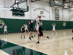 BOWING OUT—NMU sophomore guard Samantha Potter goes up for the contested layup over two Davenport defenders last season. The NMU Womens basketball team is going up against Lake State and Ferris State and hopes to improve both defense and offensive strategies.
