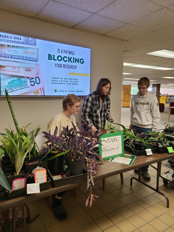PLANTS+FOR+SALE+%E2%80%94+Three+student+greenhouse+technicians+help+operate+the+NMU+greenhouse+plant+sale.+All+the+propagated+plants+were+planted+by+the+students+and+the+funds+from+the+sale+support+future+greenhouse+projets.++